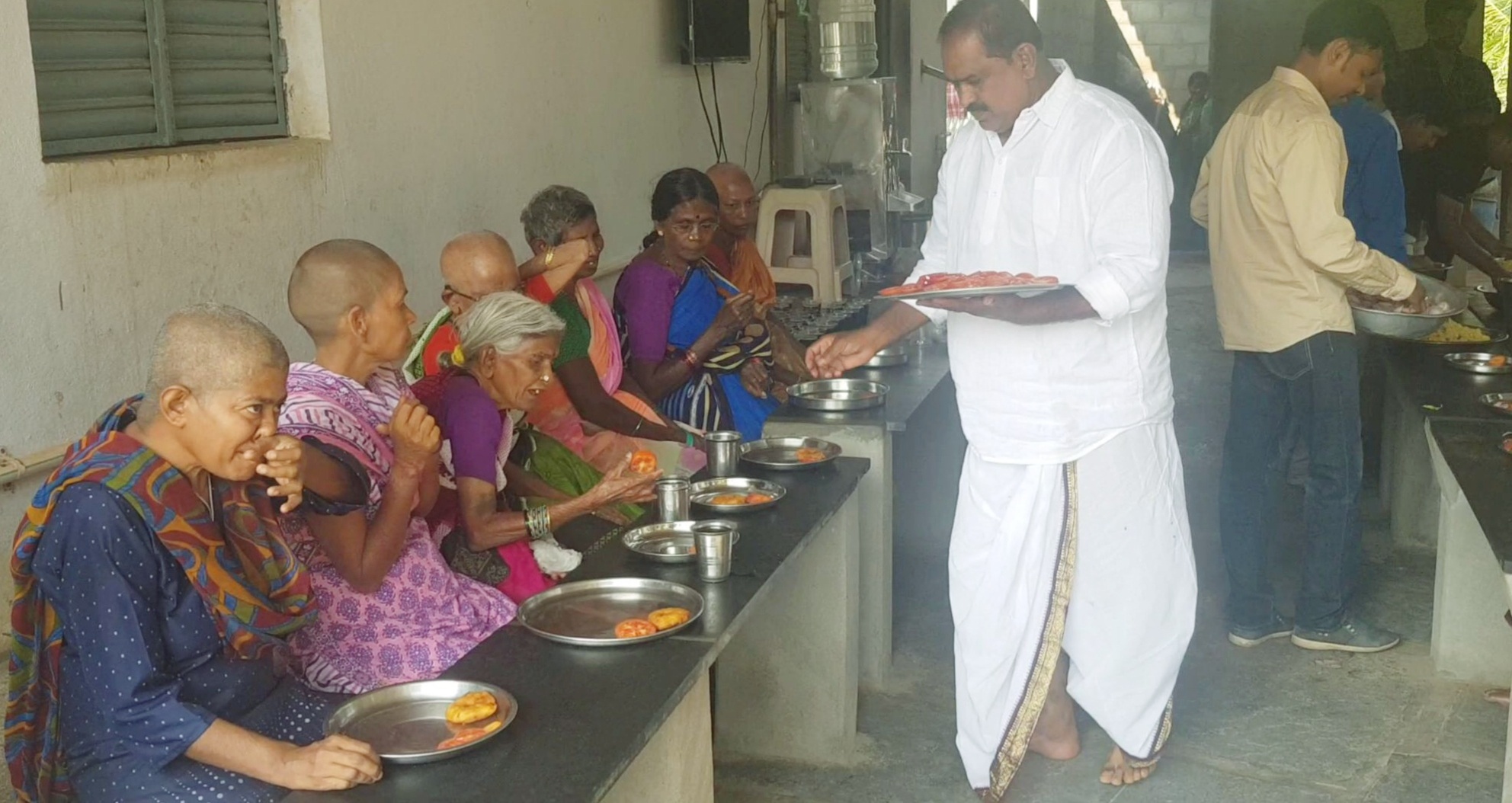 Mlalisetty_venkataramana_with_Senior_citizens_at_oldage_home